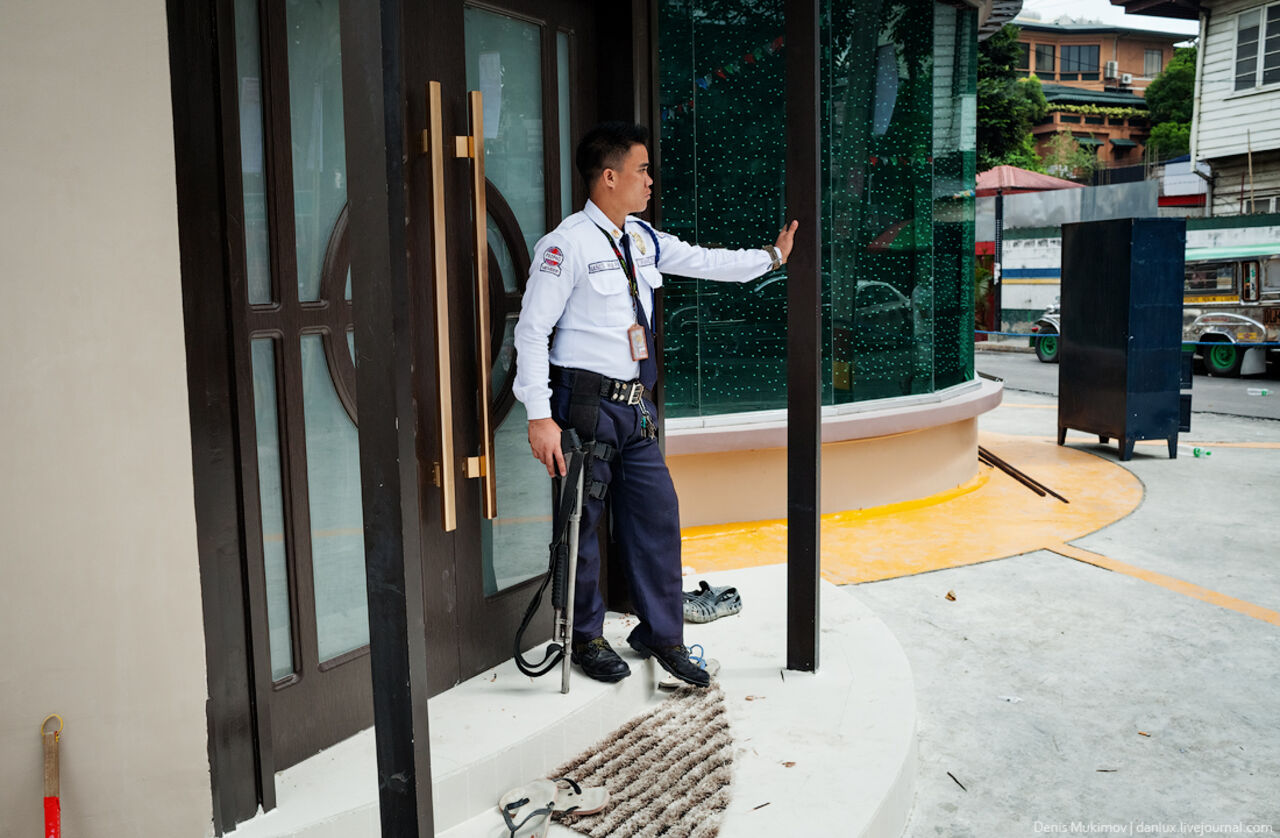 Территорию у посольства США в Маниле оцепили из-за коробки с телефонами