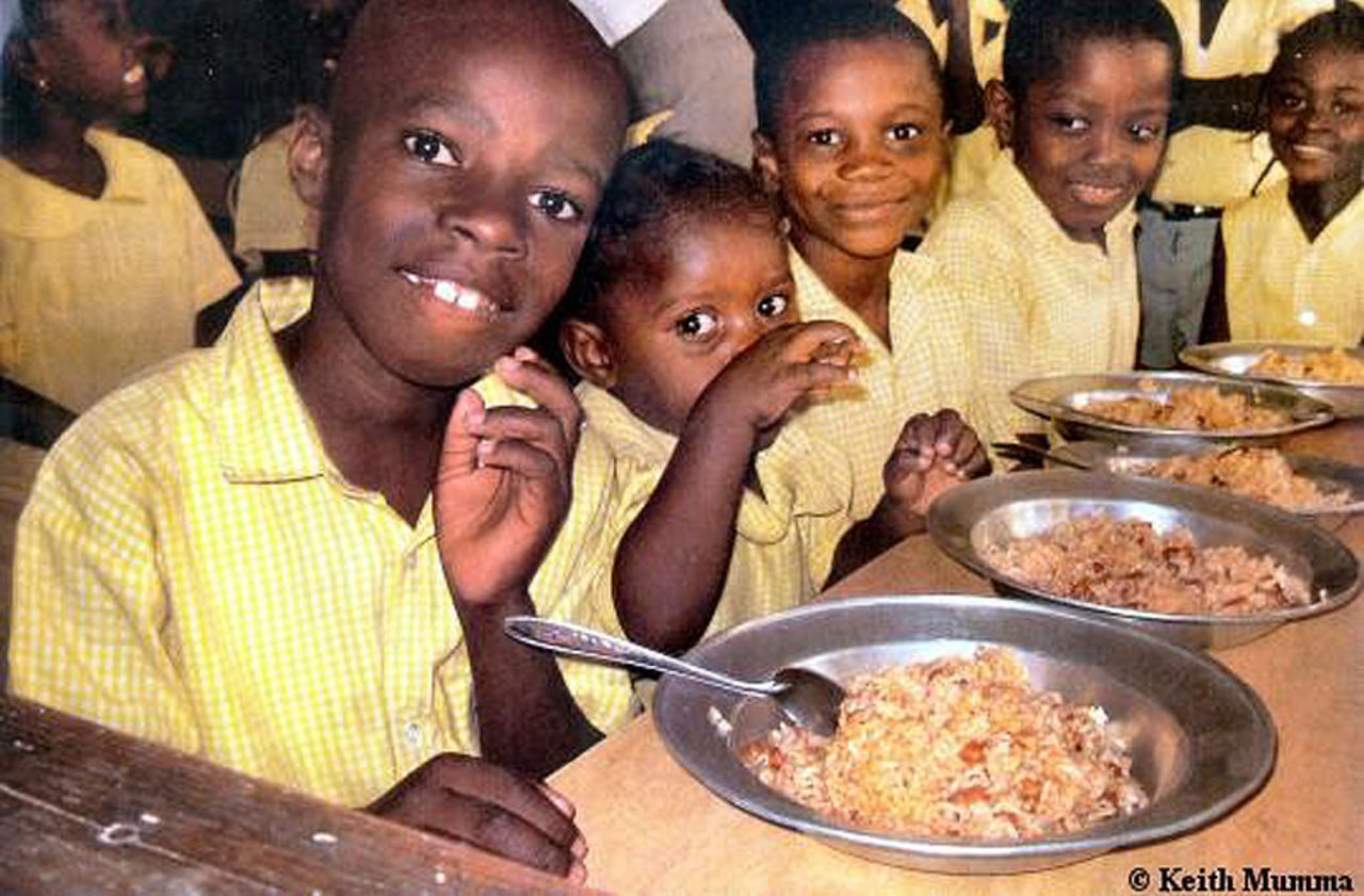 Чернокожий ест. Школьная еда в Африке. Обед в африканской школе. Обед в школе в Африке. Обед в Африке.