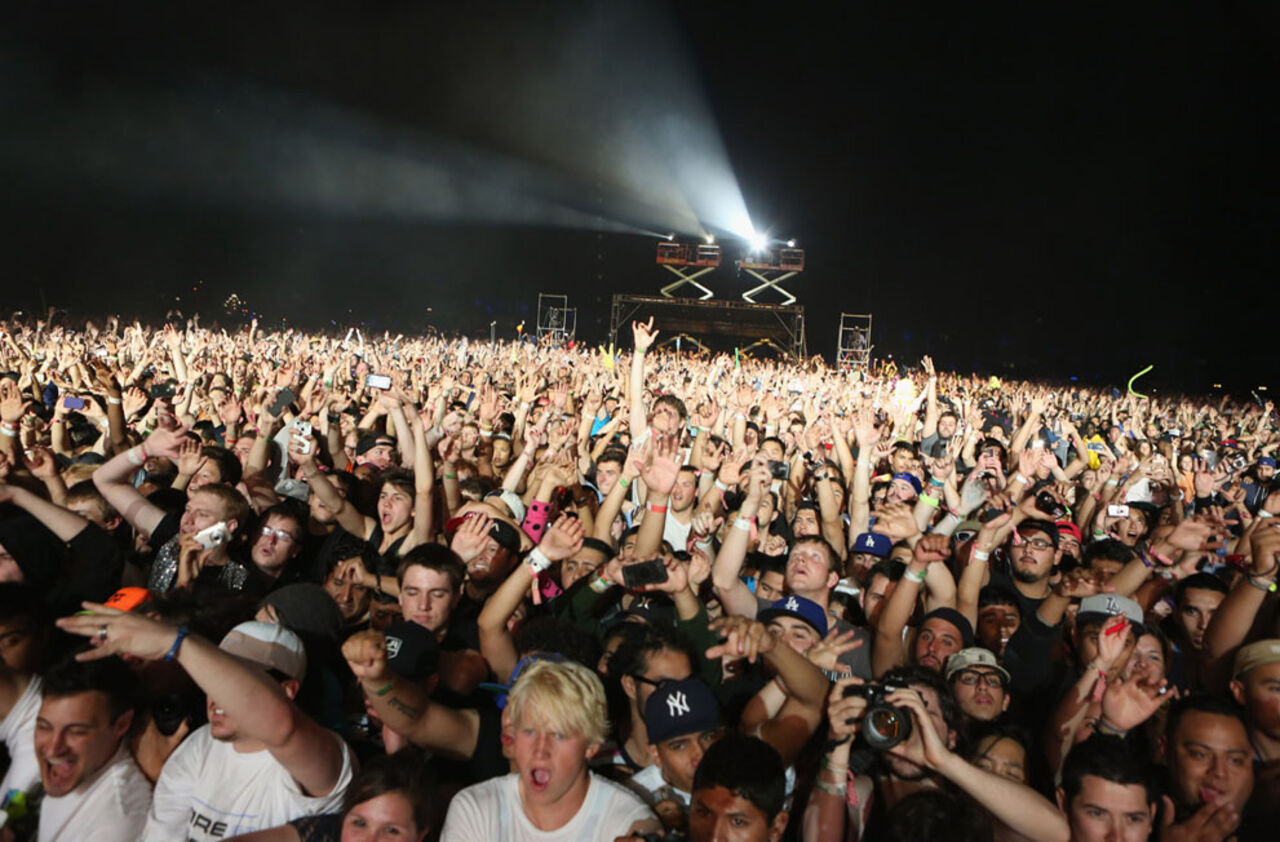 Мировые рок концерты. Коачелла 2012. Рок фест Кубана. Толпа на концерте. Толпа людей на концерте.