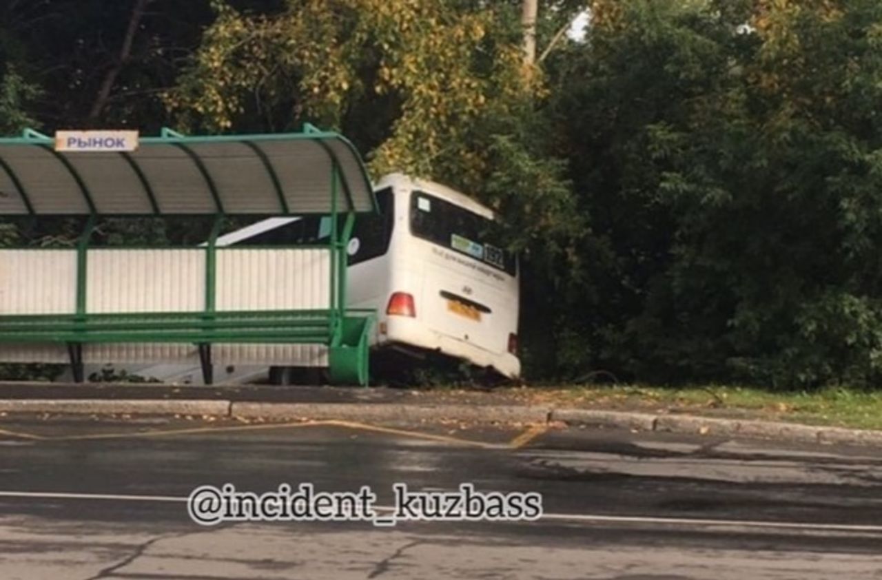 Остановки 70 автобуса екатеринбург. Автобус слетел с трассы Кемерово. Новокузнецк поселок Кедровка ходит туда автобус. Автобусы Кедровка 192 194 от Кедровской автобазы.