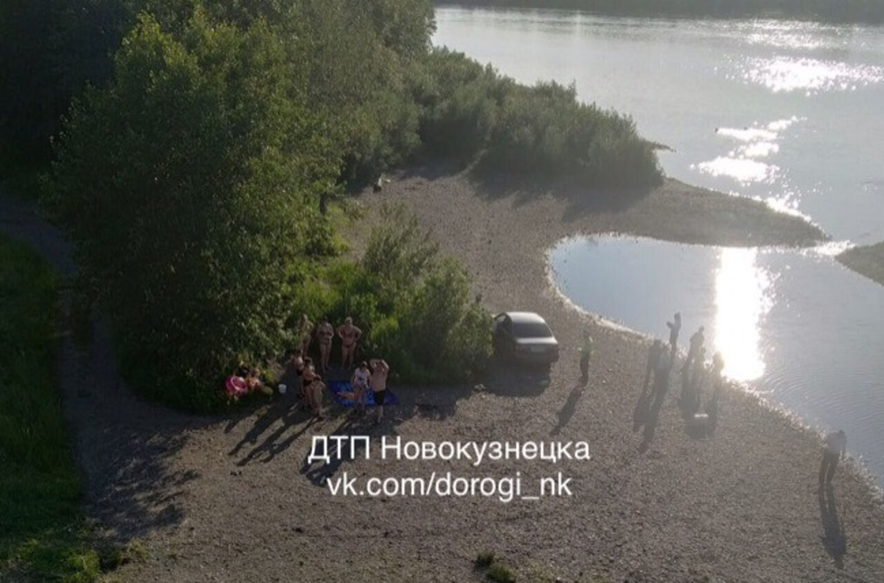 Машина на берегу