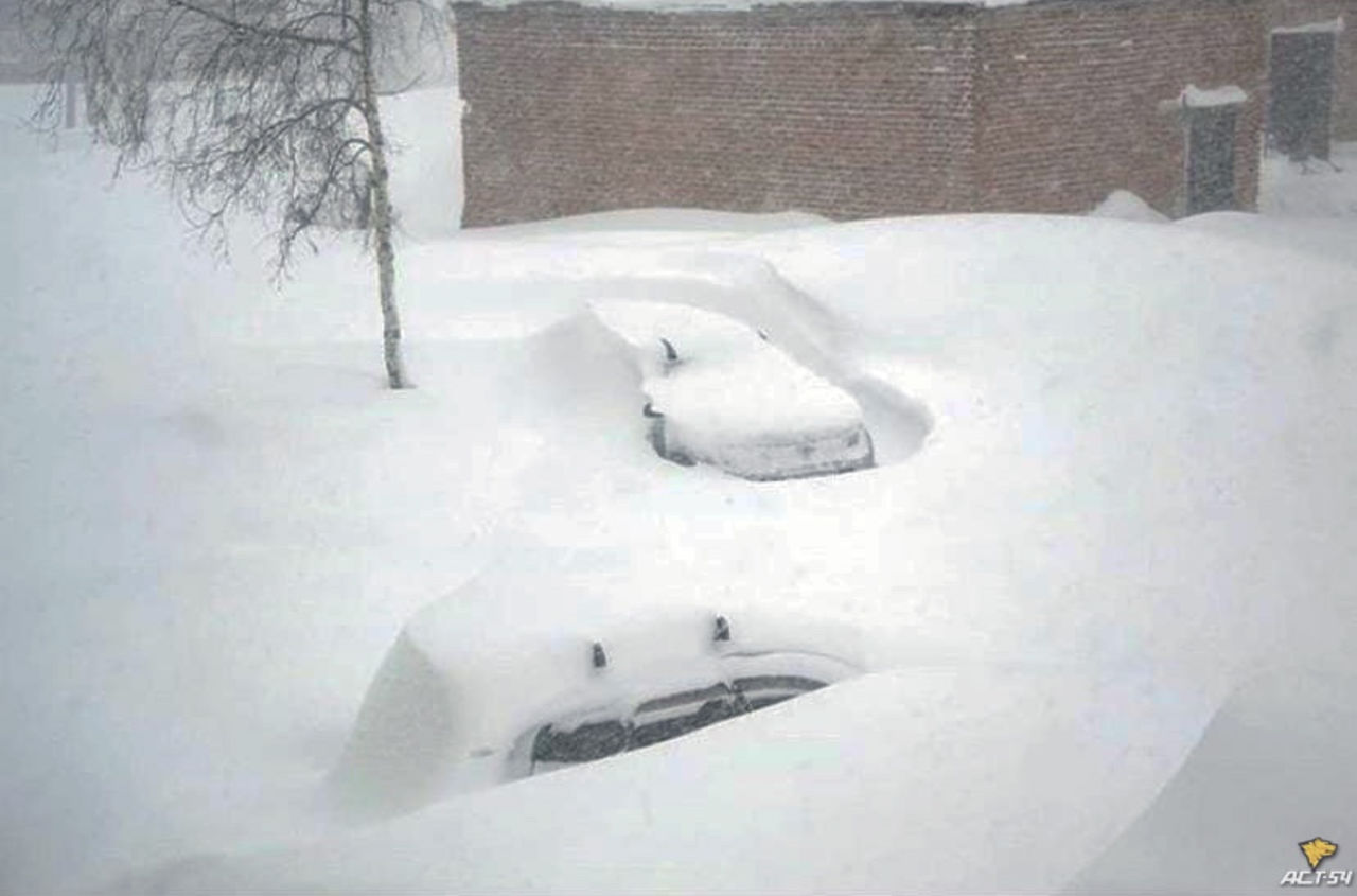 Закрой снежок. Шерегеш завалило снегом. Шерегеш снежный Покров. Машина завалена снегом. Сильно засыпало снегом.