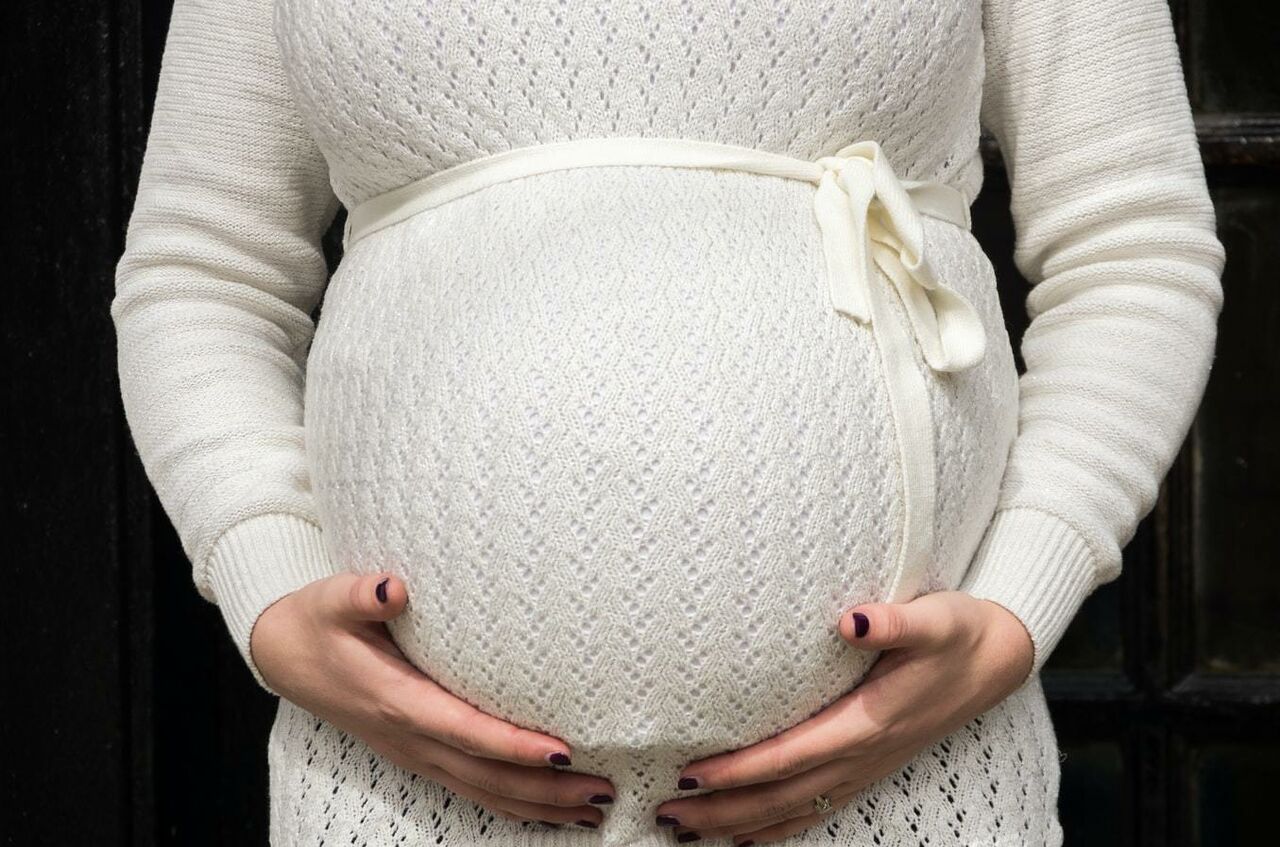 Беременная девушка рожает