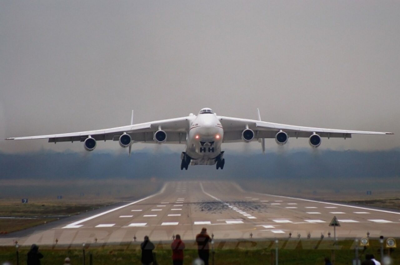 Самолет находящийся в полете преодолевает 225 метров. АН-225 Мрия. Антонов Мрия АН-225. Самолёт АН-225 Мрия России.