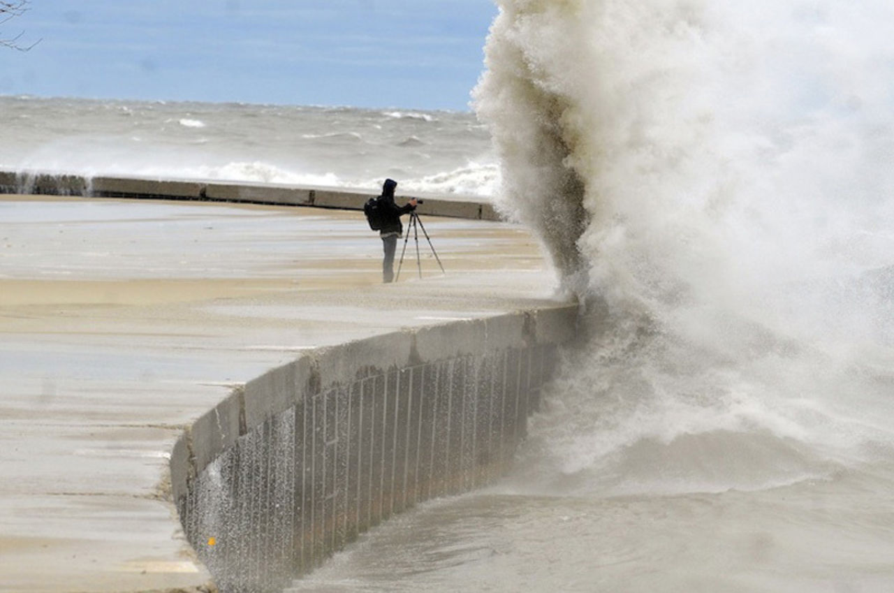 Теперь волны поднимались выше балкона. Ураган Сэнди. Разрушительный ураган Сэнди 2012. Волна накрывает. Самый большой шторм в мире.