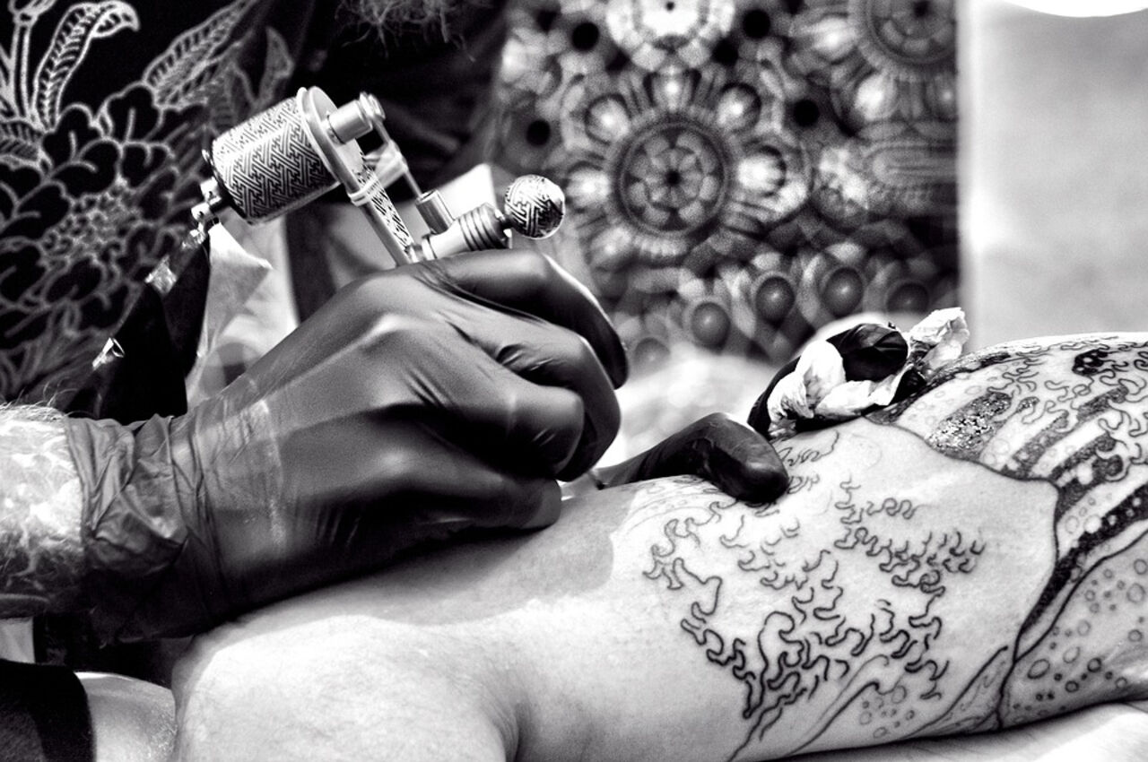 Ученые из США рассказали об опасности татуировок для организма.