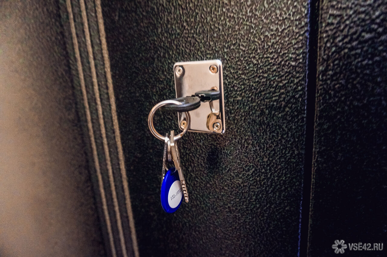 Забыла ключ в двери. Ключ в двери. Ключи в дверях квартиры. Сломанный ключ в двери. Сломанный дверной ключ.