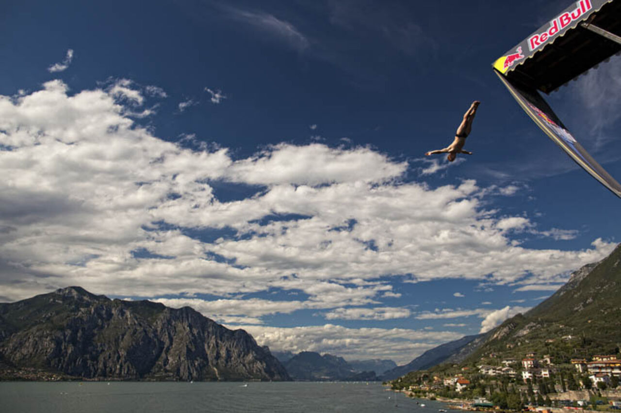 27 метров. Red bull Cliff Diving World Series Malcesine.