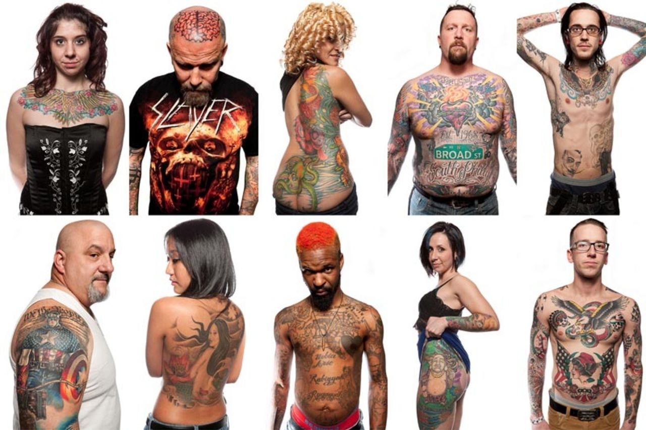 Много татуированных людей