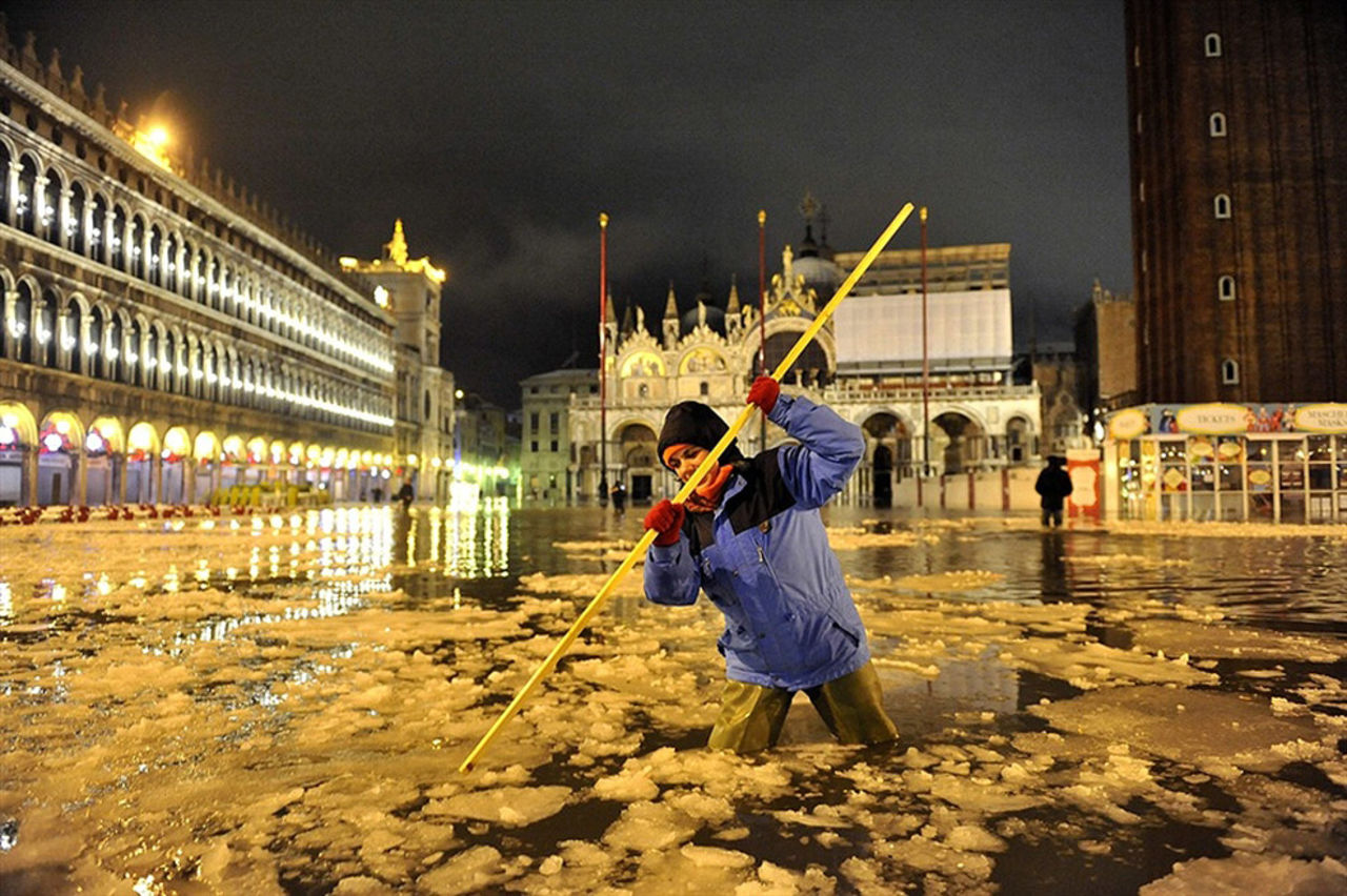 Потрясе о. Заснеженная Венеция. Площадь Сан-Марко.. Венеция снег Сан Марко. Снежная Венеция. Покрытая льдом Венеция.
