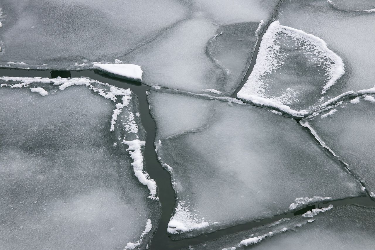 Трещины на снегу. Треснувший лед. Треснувший лед на реке. Тонкий лед. Трещины на льду.