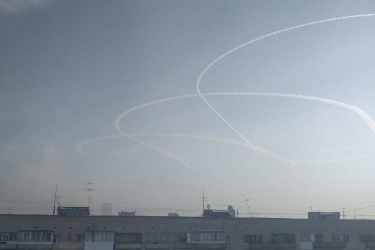 Круг над. Круги в небе от самолета. Круги в небе над Новосибирском. Круги от самолета над Новосибирском. Круговые следы в небе.