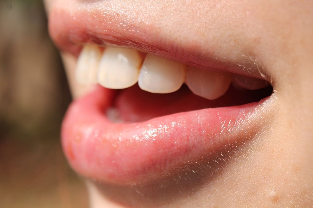 Улыбка язык в зубы