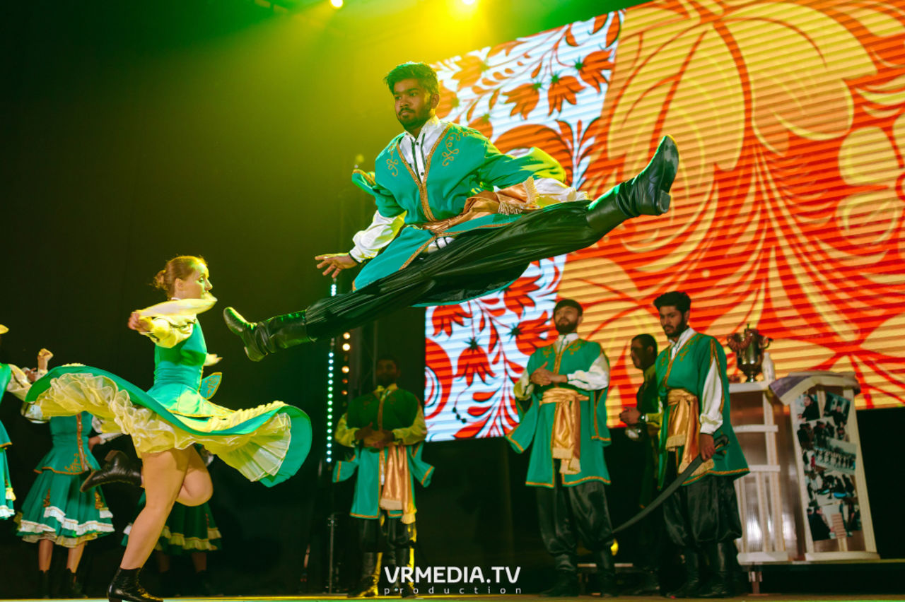Гала концерт танцующий. Народные танцы. Русские народные танцы концерт. Русский танец.