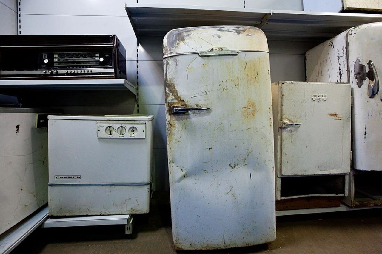 Сдать стиральную машинку в нерабочем состоянии. Старый холодильник. Старые и сломанные холодильники. Старый поломанный холодильник. Старые нерабочие холодильники.