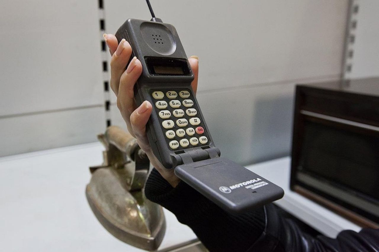 Первый телефон екатеринбург. Моторола DYNATAC. Motorola MICROTAC 9800x. Motorola DYNATAC 8000x. Motorola MICROTAC 1989.