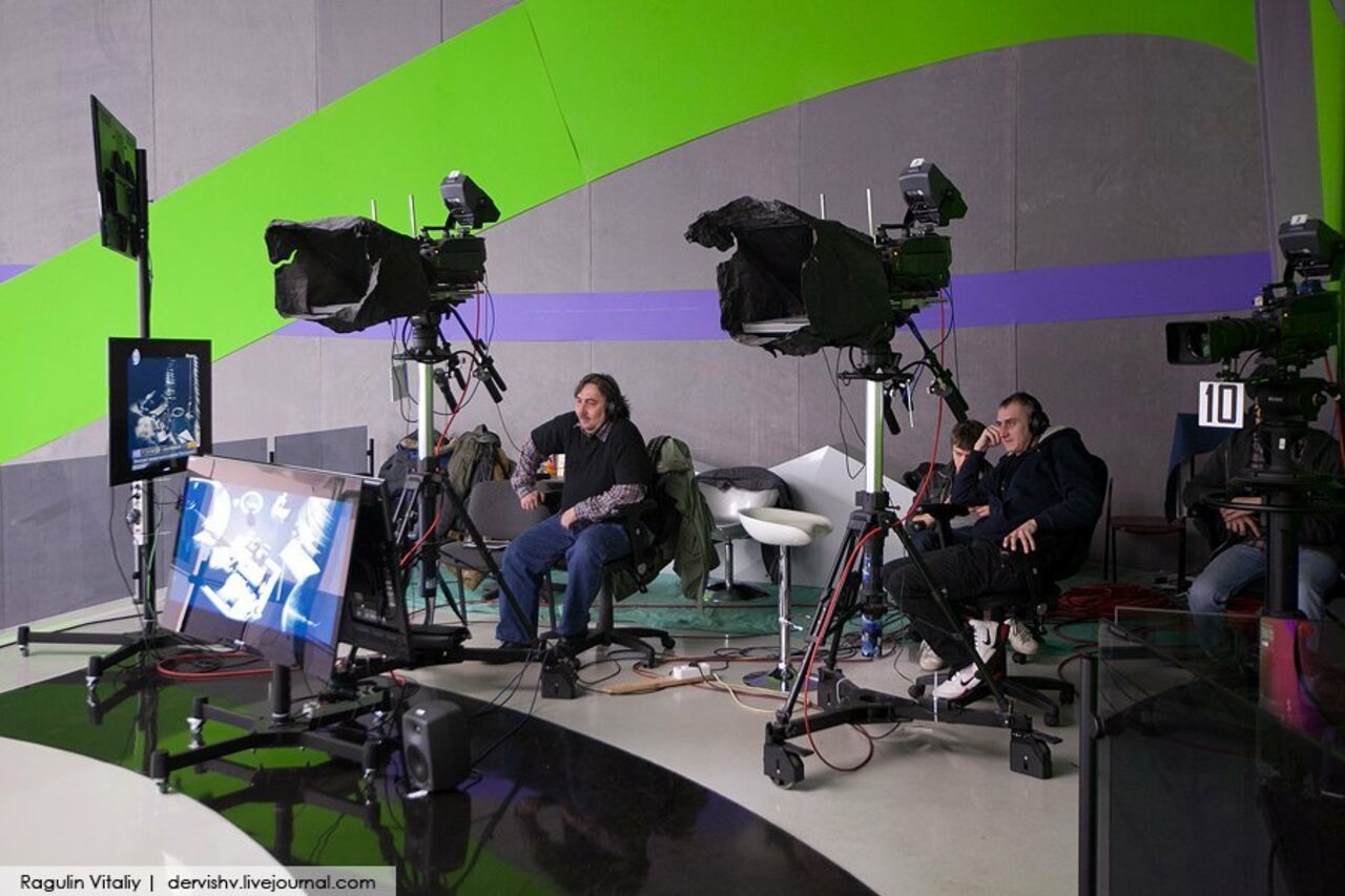 Студия где купить. Студия канала Москва 24. Телевидение съемки. Камера в студии. Съемка передачи.