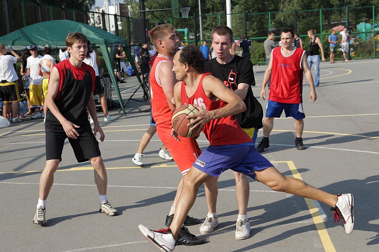 Крылья 2012. Стритбол Чемпионат. Стритбол в Кемерово. Стритбол улица мероприятие. Парк Жукова баскетбол.