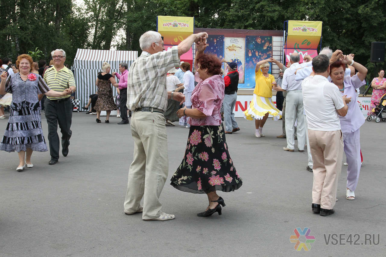 В городском саду играет. Кемерово танцы пенсионеры. Танцы пенсионеров в парке Ялта. Кемерово танцы пенсионеры 2013. Московская пенсионерка.