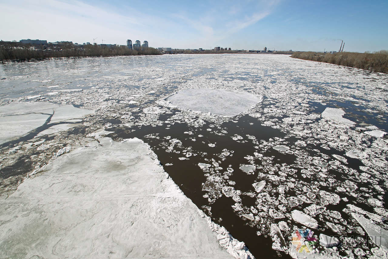 Лед тронулся значение фразеологизма. Лед тронулся картинки. Лед на реке тронулся. Лед на реке тронулся большая грязная льдина.