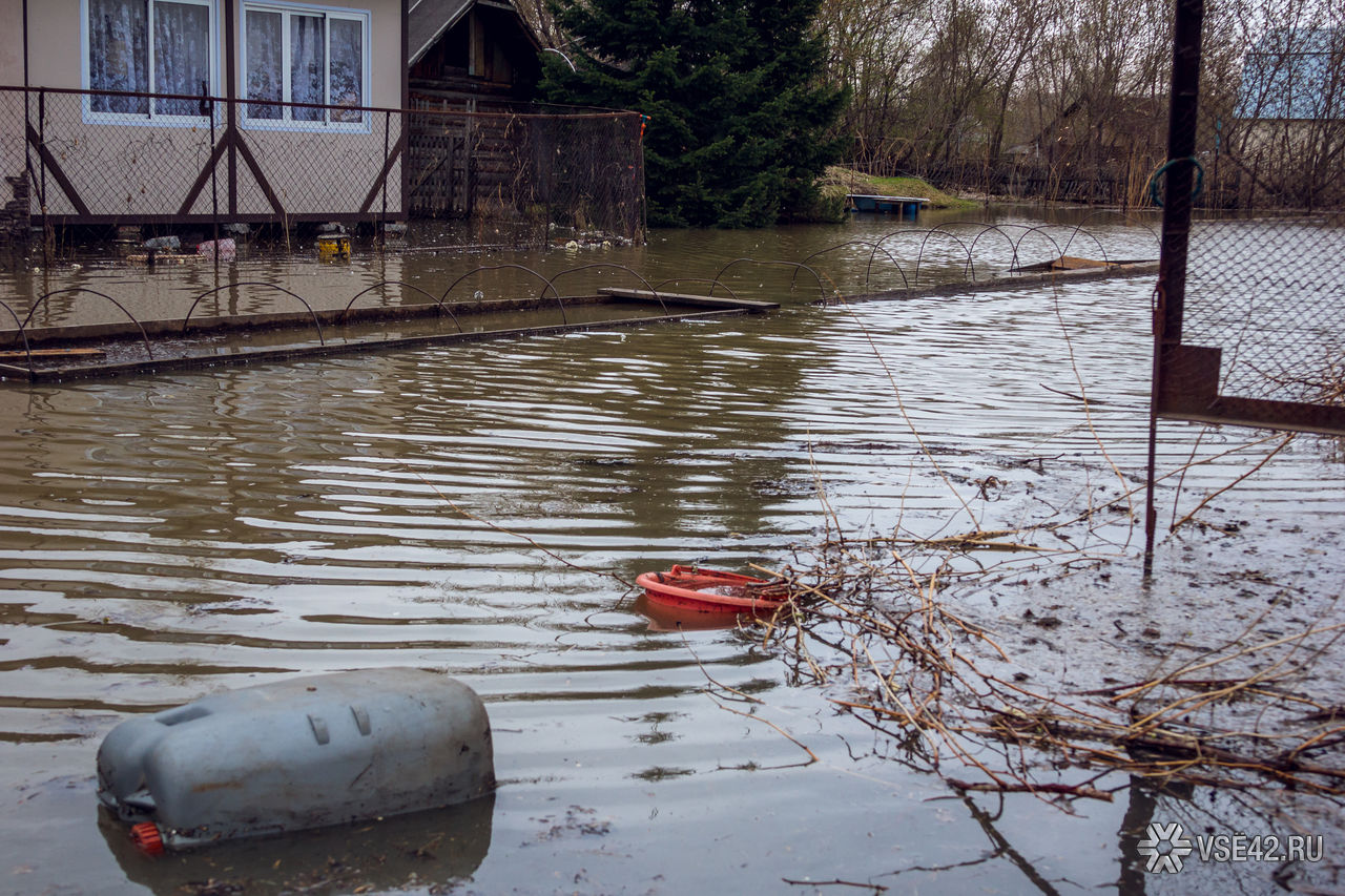 Сильный разлив воды. Чистая вода в половодье. Наводнение тонущий дом. Весенний подъем воды в Волхове. Фото подтопление Кемерово.