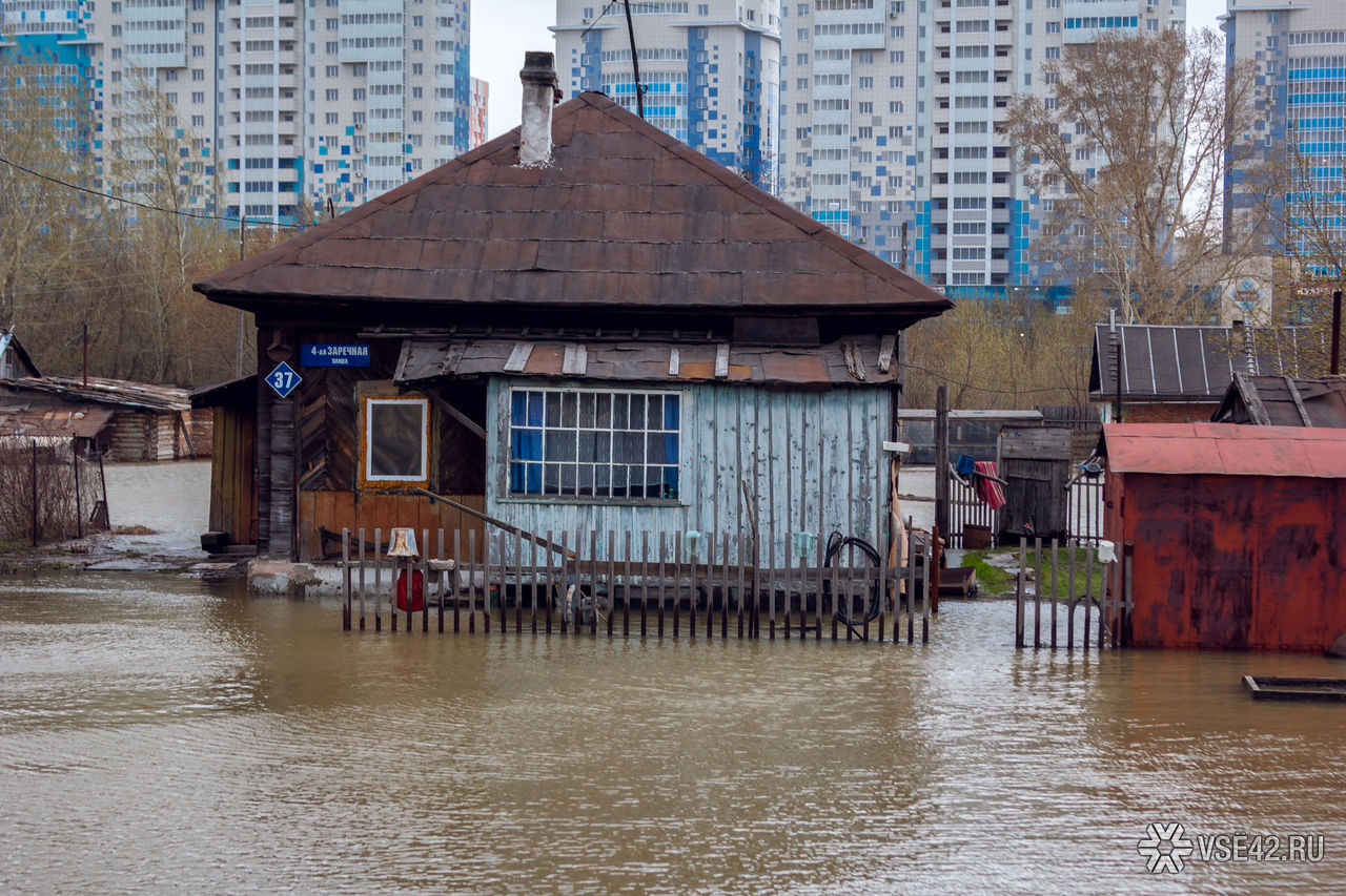 Утонувший домик. Наводнение Кузбасс 2004. Наводнение в Кузбассе. Паводок в Кузбассе. Подтопление на ул Заречная.