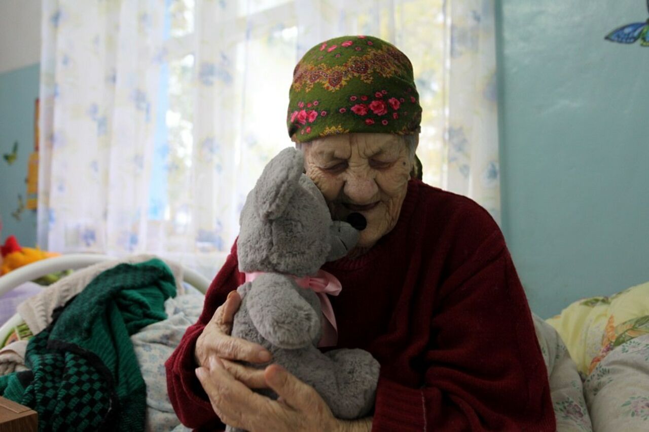 Бабушка одиночество. Бабушка в доме престарелых. Старички в доме престарелых. Бабушка в доме престарелых с подарками. Новогодний подарок для бабушек и дедушек в дом престарелых.