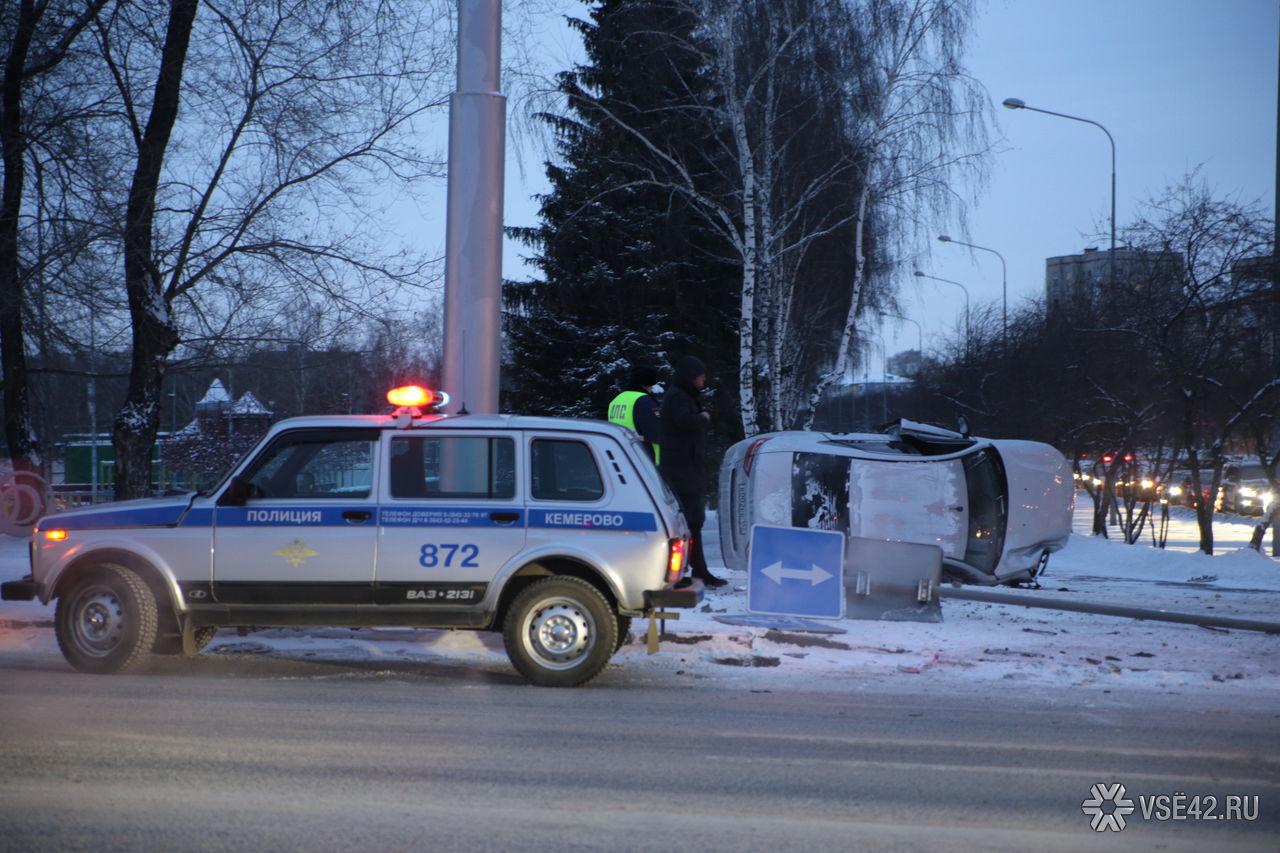 Канал победа сегодня кемерово. Авария с полицейской машиной. ДПС Кемерово. Авария белая машина полиция.