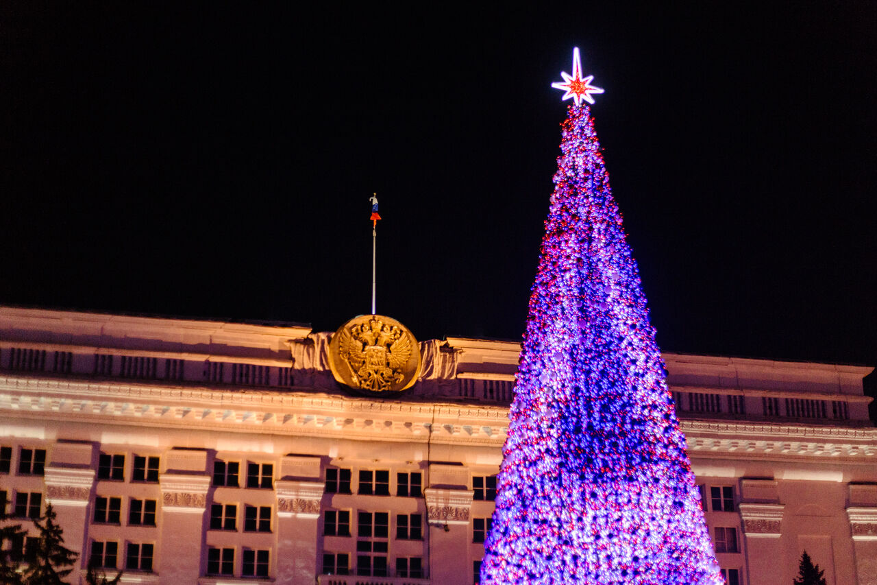 Где елки екатеринбург. Площадь в кемерово 2022 елка. Новогодняя елка в кемерово за 18 миллионов. Воробьевы горы новый год. Елка вшэ.