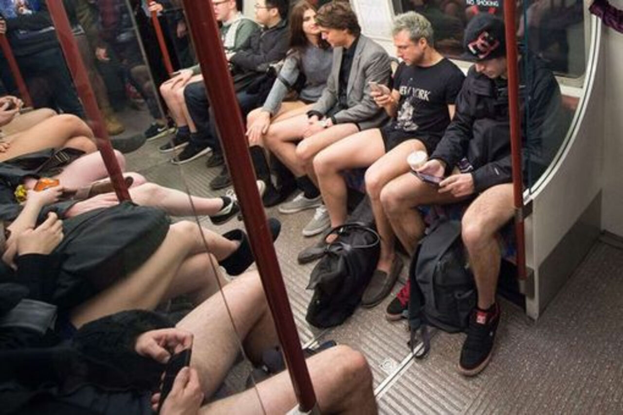 голые парни в метро фото 86