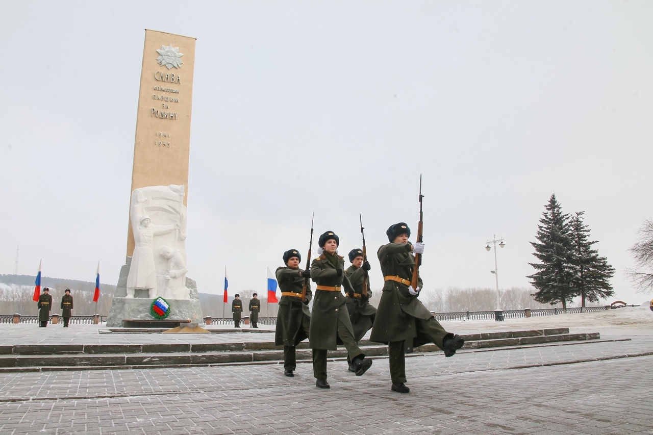 Воинам защитникам отечества. Памятник героям кузбассовцам Кемерово. Мемориал славы воинов-кузбассовцев Кемерово. Вечный огонь Кемерово. Памятники славы в Кемерово.