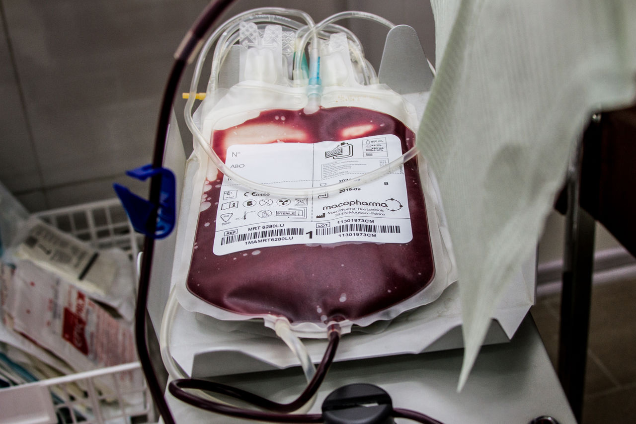 Донор крови для пострадавших. Переливание плазмы крови. Пакет с кровью для переливания. Переливание донорской крови.