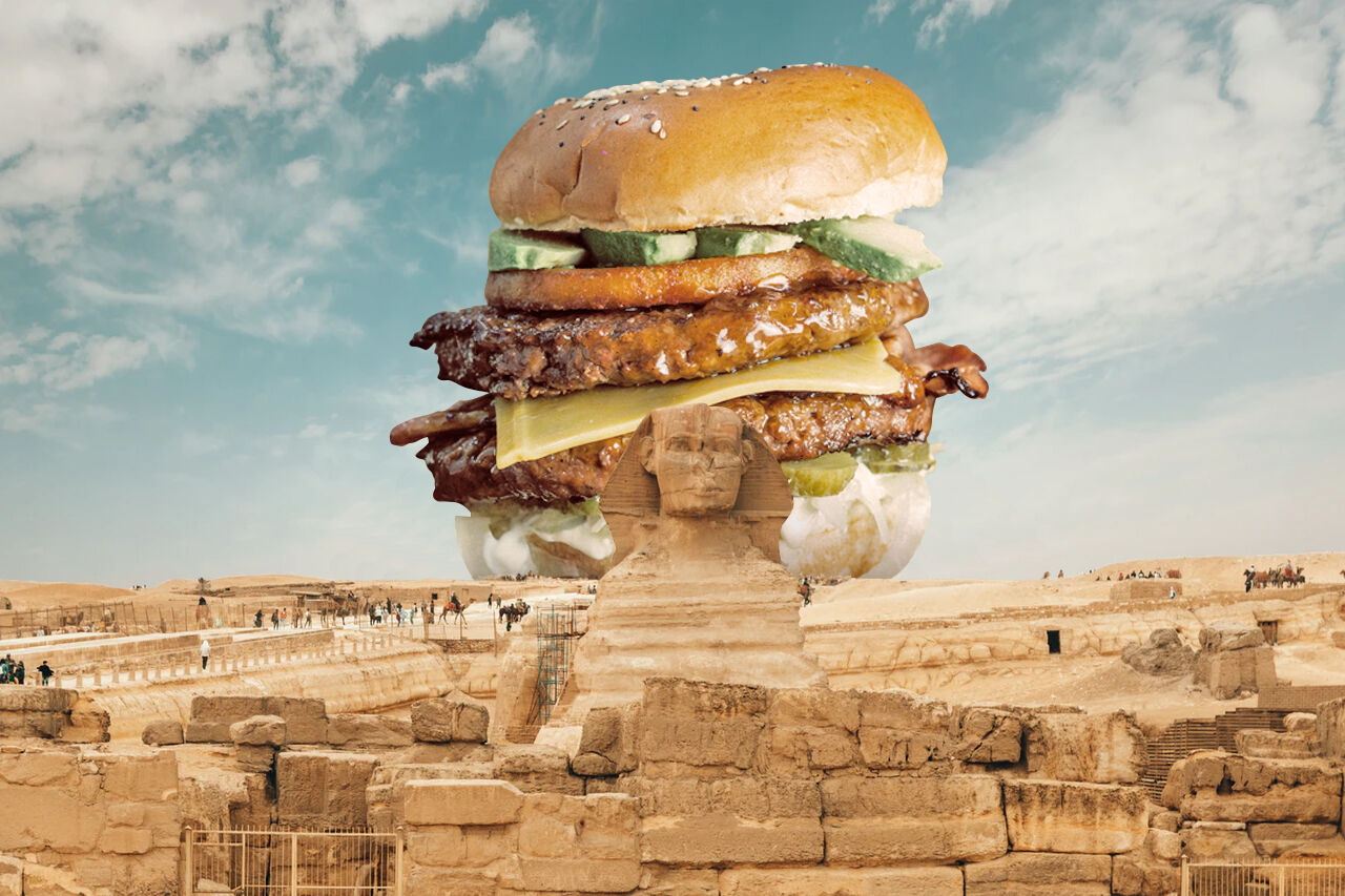 С неба падает гигантская еда название. Огромная еда. Самый большой гамбургер в мире. Самая большая еда. Огромное блюдо.