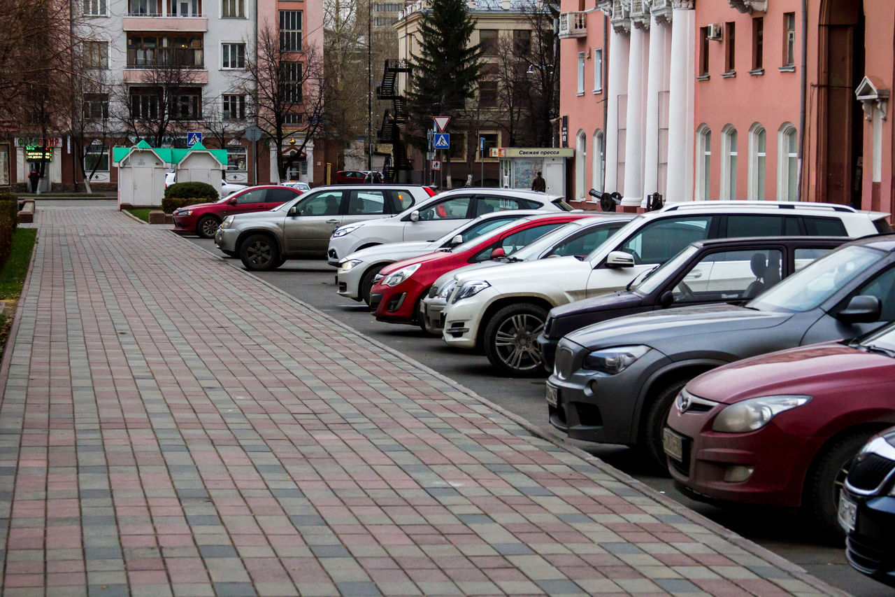 Стоянка транспорта. Стоянка. Иркутск машины на тротуаре. Пешеходная зона в Кемерово. Пулково запрет на парковку.