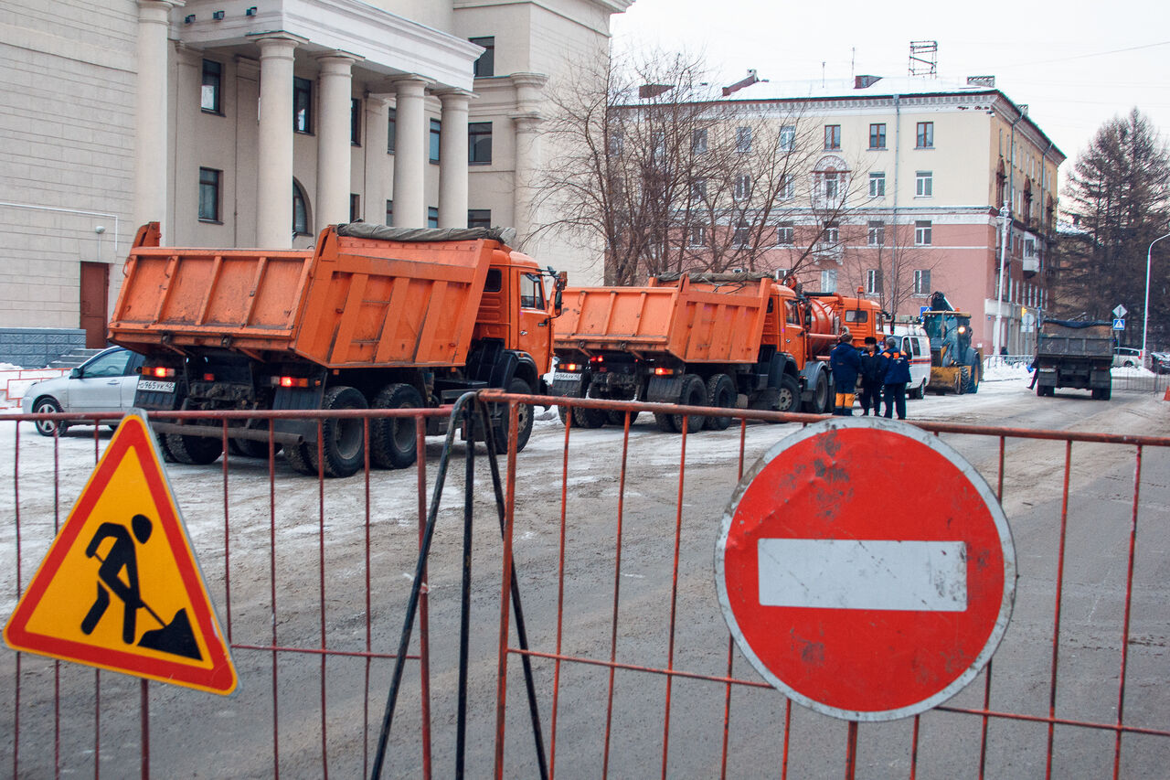 Проезд в кемерово. Техника дорожников для перекрытия движения. Сквозной проезд 15а.