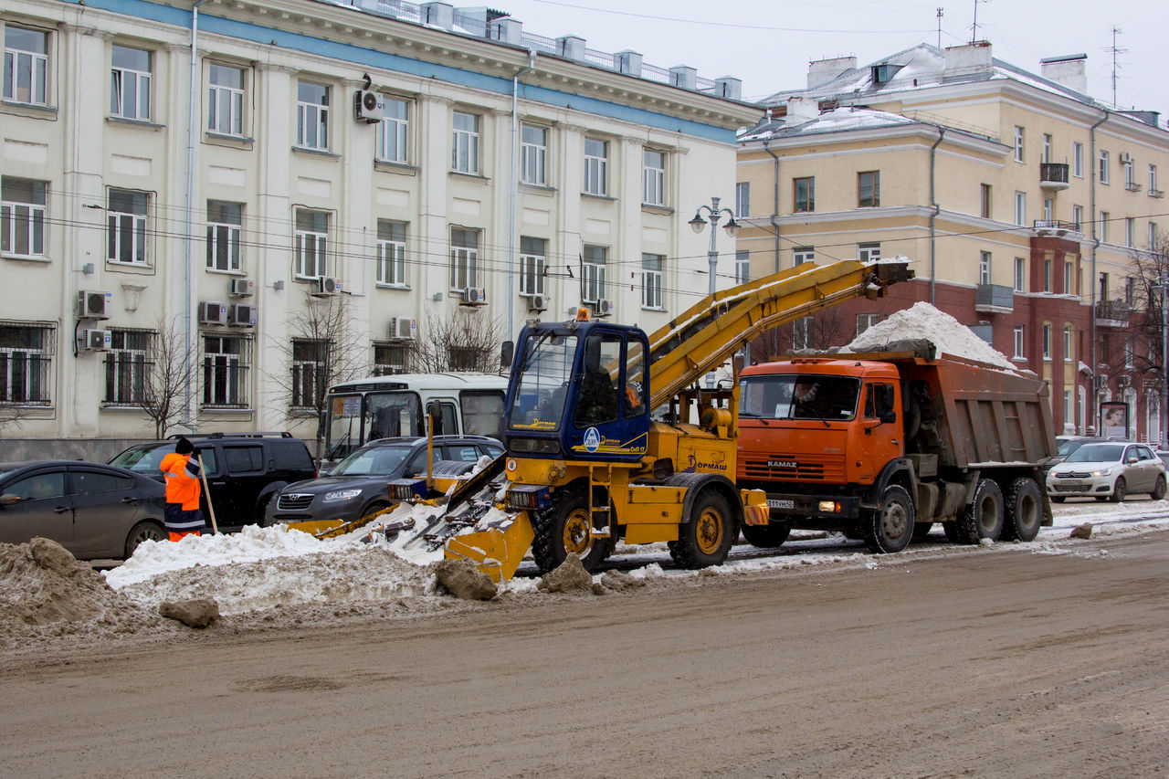 Дороги 42. Внимание уборка снега. Город Ногинск уборка снега с проезжей декабрь 2021 части фото. Город Ногинск уборка снега с проезжей части фото.