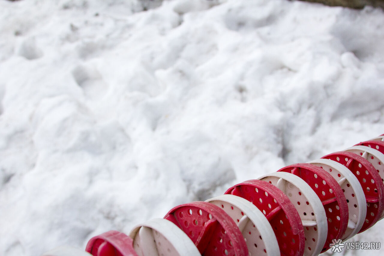 Сугроб заблокировал проход к подъезду в Кузбассе / VSE42.RU ...