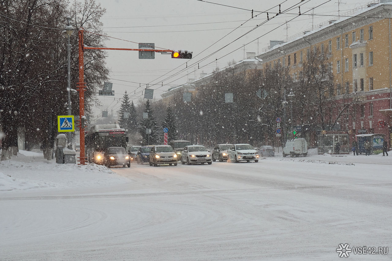 Сколько сегодня в кемерово. Снегопад в городе. Метель в Кемерово. Кемерово снег. Погода в Кемерово на 10.