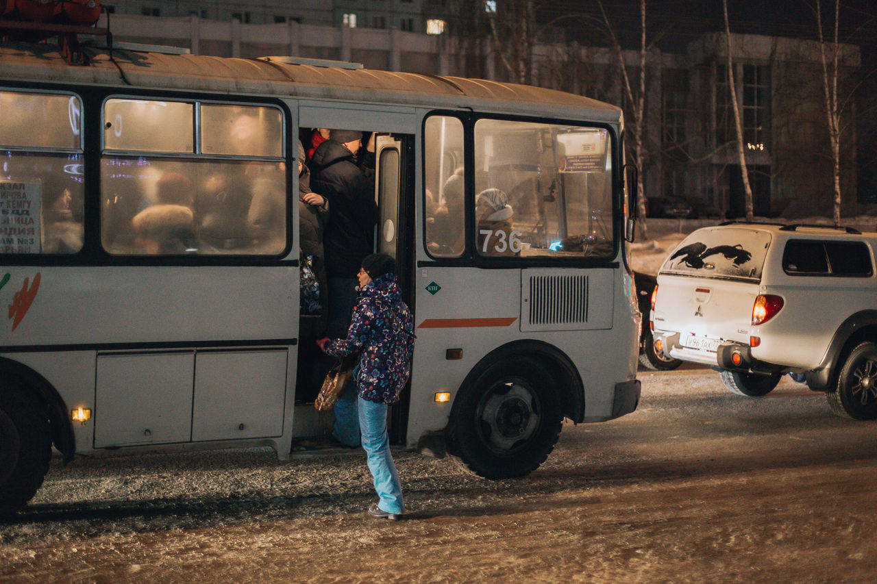 Переполненный автобус. Переполненный автобус Нижний Новгород. Современный Душанбе переполненный автобус. Переполненные автобусы в Иркутске. 30 Автобус переполненный Тюмень.