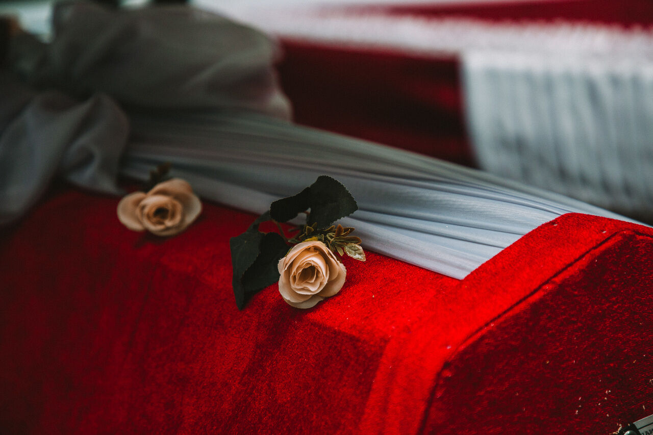 Сон покойник дарит цветы. Красная похоронная лента. Приснился покойник на столе. Бумага лежит на столе. Ключи лежат на столе.