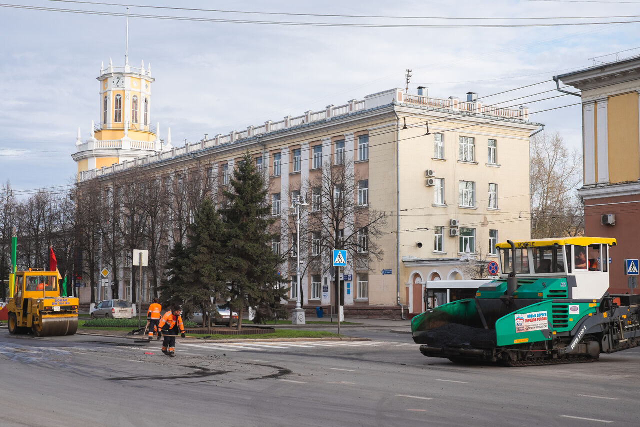 Кемерово время сейчас. Кемеровская область. Кемерово. Памятник рабочему на Советском проспекте в Кемерово. Берёзовский Кемеровская область Юрга.