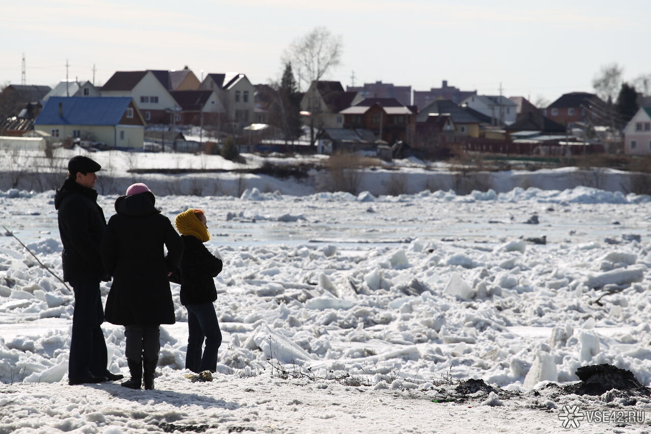 Первые переправы по льду на реках Томь и Уса открыли специалисты государственной инспекции по маломерным судам в минувшие выходные