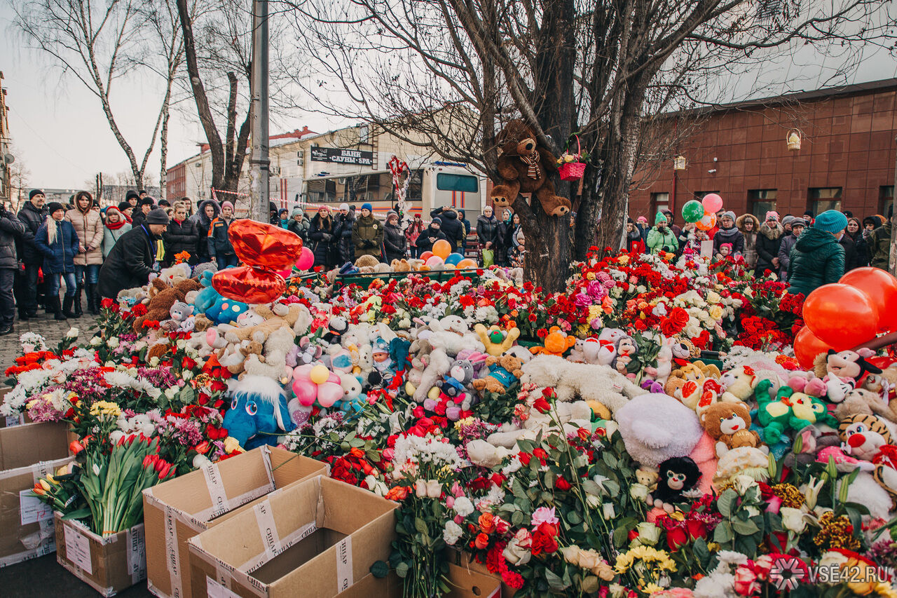 Зимняя вишня город кемерово. Мемориал Кемерово зимняя вишня. Зимняя вишня Кемерово 2018. ТЦ зимняя вишня Кемерово. ТЦ зимняя вишня мемориал.