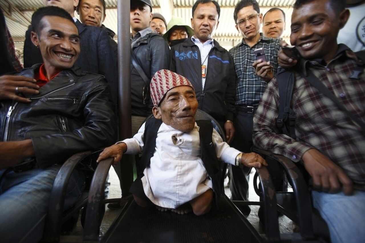 Людей в мире растет а. Самый маленький человек Чандра Бахадур Данги.. Чандра Бахадур Данги рост.
