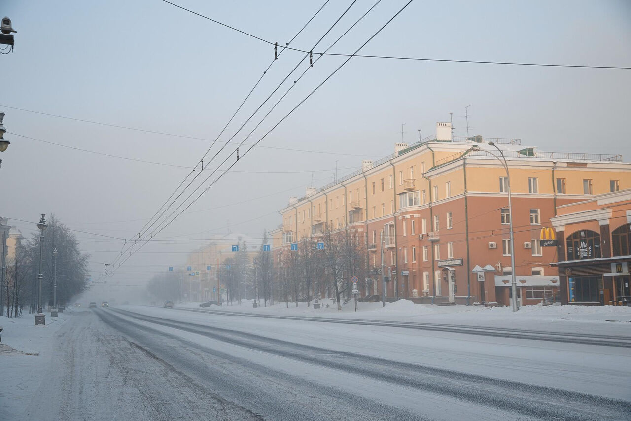Кемерово накрыл плотный смог: горожане жалуются на запах гари и плохую видимость