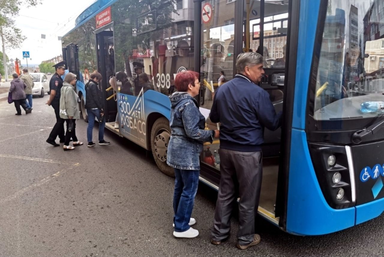 Общественный транспорт кемерово. Старый общественный транспорт. Автобус 30. Тесно в общественном транспорте. Автобус 239 новый.