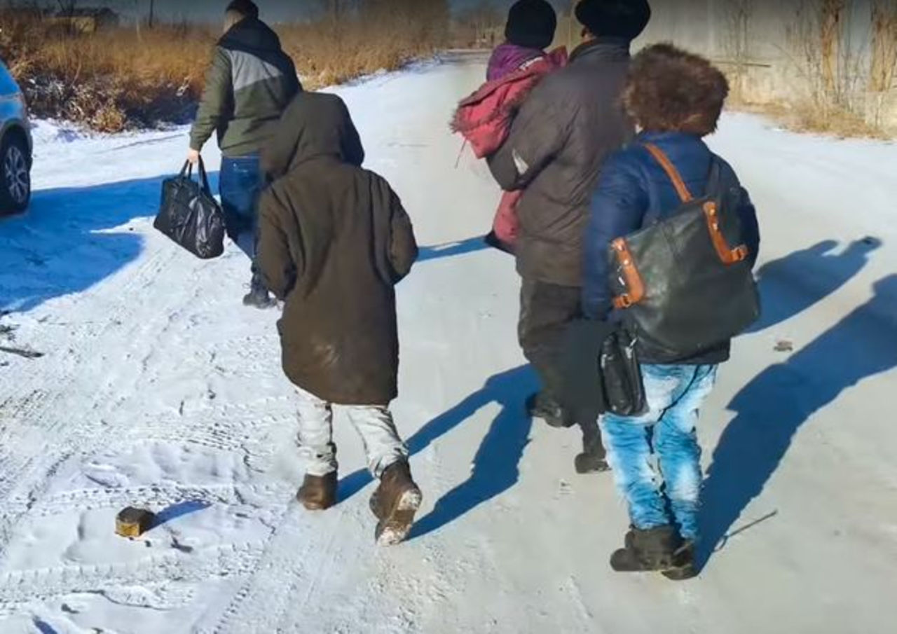 Найдены четверо детей. Бездомные советские дети у костра. Брошенный ребенок на улице у дома зима.
