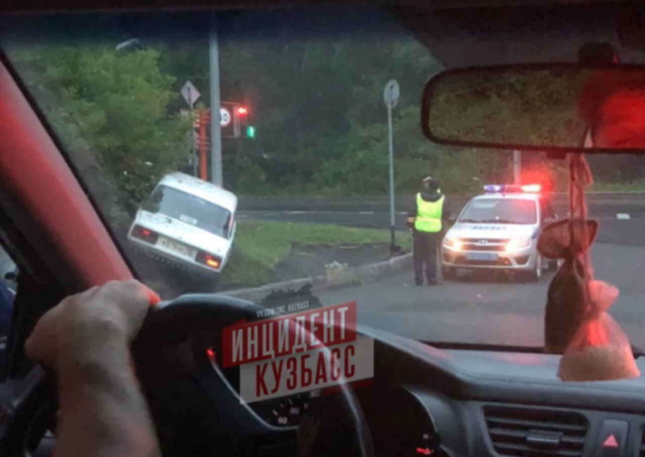 Водитель сбежал. Водитель скрылся с места ДТП. Очевидец фотографирует ДТП. Авария в Кемерово сегодня.