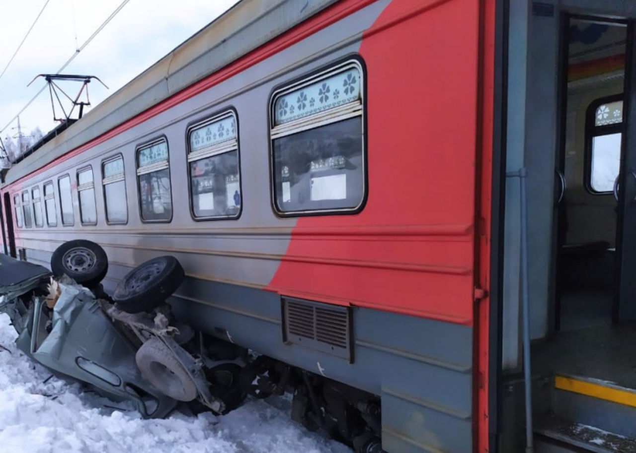 Поезд сиреноголовый. Новокузнецк Ахпун электричка. Поезд электричка. Электричка фото.