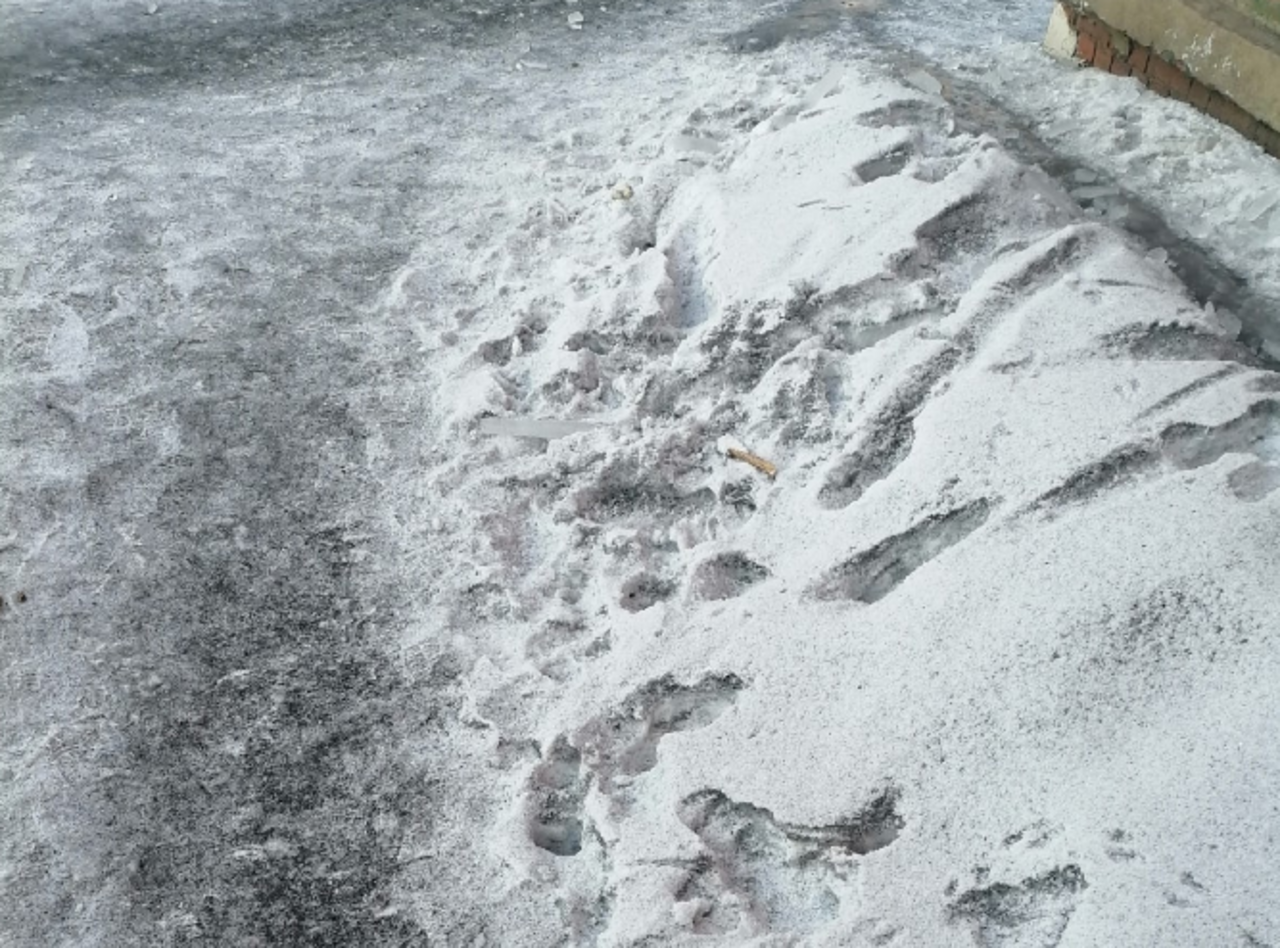 Бывает черный снег. Киселёвск Кемеровская область черный снег. Новокузнецк черный снег. Ленинск-Кузнецкий черный снег. Черный снег в Кемеровской области.